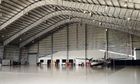 Chine Hangars en acier préfabriqués adaptés aux besoins du client d&#039;avions avec 26 tuiles d&#039;acier de mesure usine