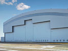 Chine Hangars en acier préfabriqués d&#039;avions de système de toiture de courbe avec les portes électriques de glissière usine